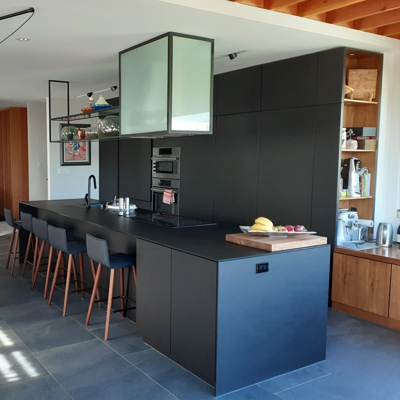 Cuisine moderne rénovée avec îlot central noir